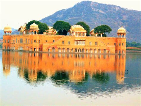 De Jal Mahal: Een betoverende waterpaleis middenin het meer!