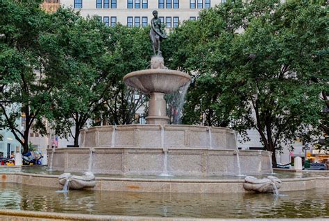 De Pulitzer Fountain: Een Sprankelende Oase van Renaissance en Kunst in het Hart van Midtown Manhattan!