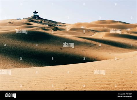 Shapotou: De Rode Zandduinen van Zhongwei en een Tocht door de Tijd!