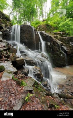 De Wonderlijke Waterfalls van Liaohe: Een Verfrissende Vlucht in de Natuur!